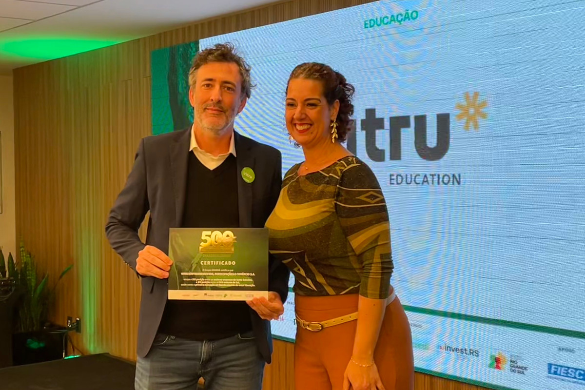 Nei Tessari Filho, gestor da Rede Enem, representou a Vitru durante o evento e recebeu a premiação das mãos de Greice Giovannoni, líder de Eventos e Comercial do Grupo Amanhã